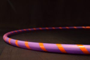 hula hoop morado con cintas